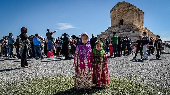 میراث بشری, اثار تاریخی ایران, چغازنبیل , تخت جمشید, میدان نقش جهان, تخت سلیمان, پاسارگاد, گنبد سلطانیه, کتیبه بیستون, قره کلیسا, سازه‌های آبی شوشتر, بازار تبریز, آرامگاه شیخ صفی‌الدین اردبیلی, باغ ایرانی, برج گنبد قابوس,  کاخ گلستان, شهر سوخته, میمند, شهر باستانی شوش, کویر لوت, 